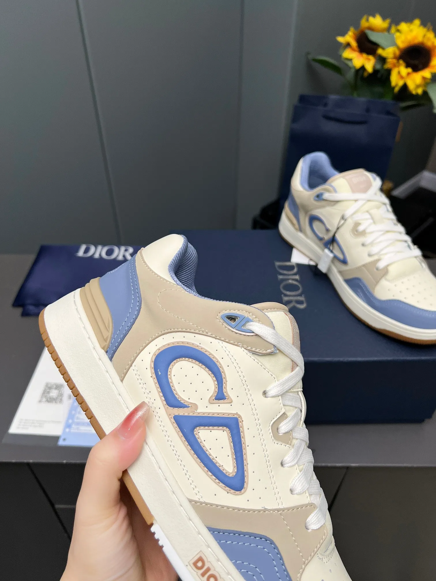 Men's Men's Shoes 💰600 Dior DiorB57 top version of low-top sneakers! ! ! Navy blue with beige smooth first-layer cowhide, fully oiled edges, T men's shoes 💰U outsole.  The 2024 autumn men's wear series has made a wonderful debut, a new classic item launched by Dior. Crafted from smooth first-grain cow leather in navy blue and beige, it's accented by a large leather heat-stamped CD logo on the sides. The distinctive laces of the same color match the color of the shoe body, and the opening and closing are decorated with various classic details on the tongue, sole and back side to enhance the style. The eyelet details, upper stitching and heel strip panels of the same color highlight the dynamic charm of its sports style. Exclusive two-color molded T men's shoes 💰U outsole is light, comfortable, non-slip and wear-resistant, the mesh lining and feet are customized with original colors, soft and breathable. Exquisite production technology highlights the grade, and can be matched with all kinds of clothing to create a refined look.